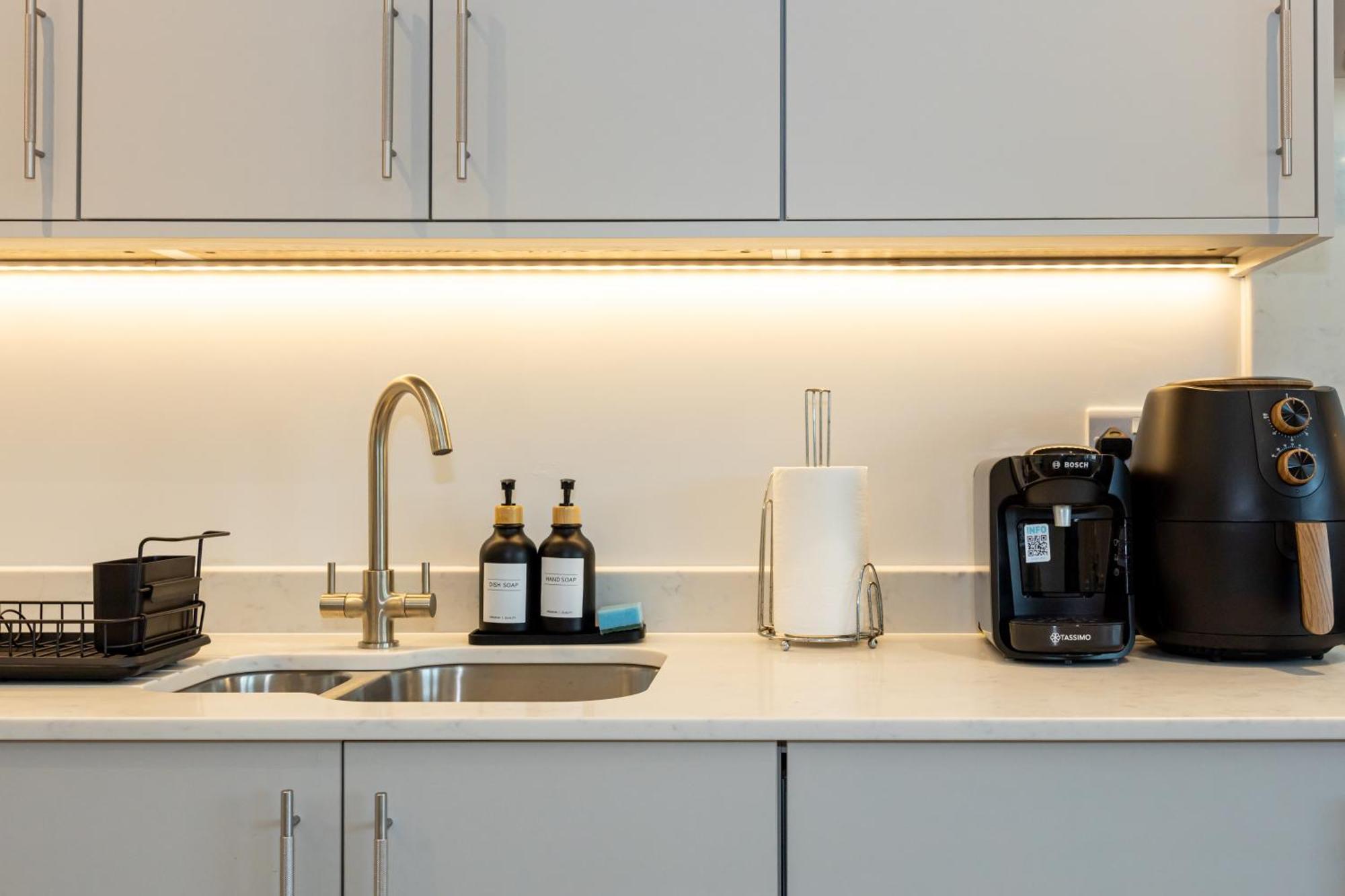 Modern 2 Bed Near Wythenshawe Hospital And Manchester Airport With Parking Экстерьер фото